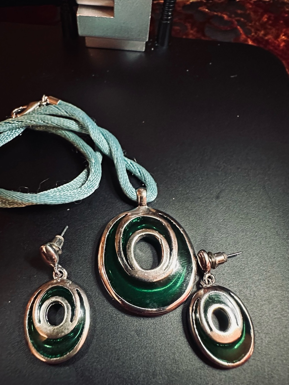 Green Oval Pendant Necklace & Earrings Set - Unbranded